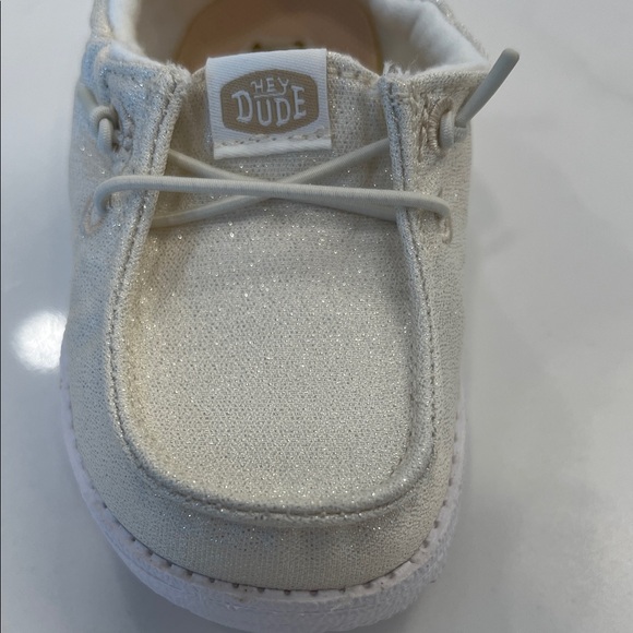 Hey Dude Infant Sparkly Cream Sneakers, size 4 - Picture 3 of 4